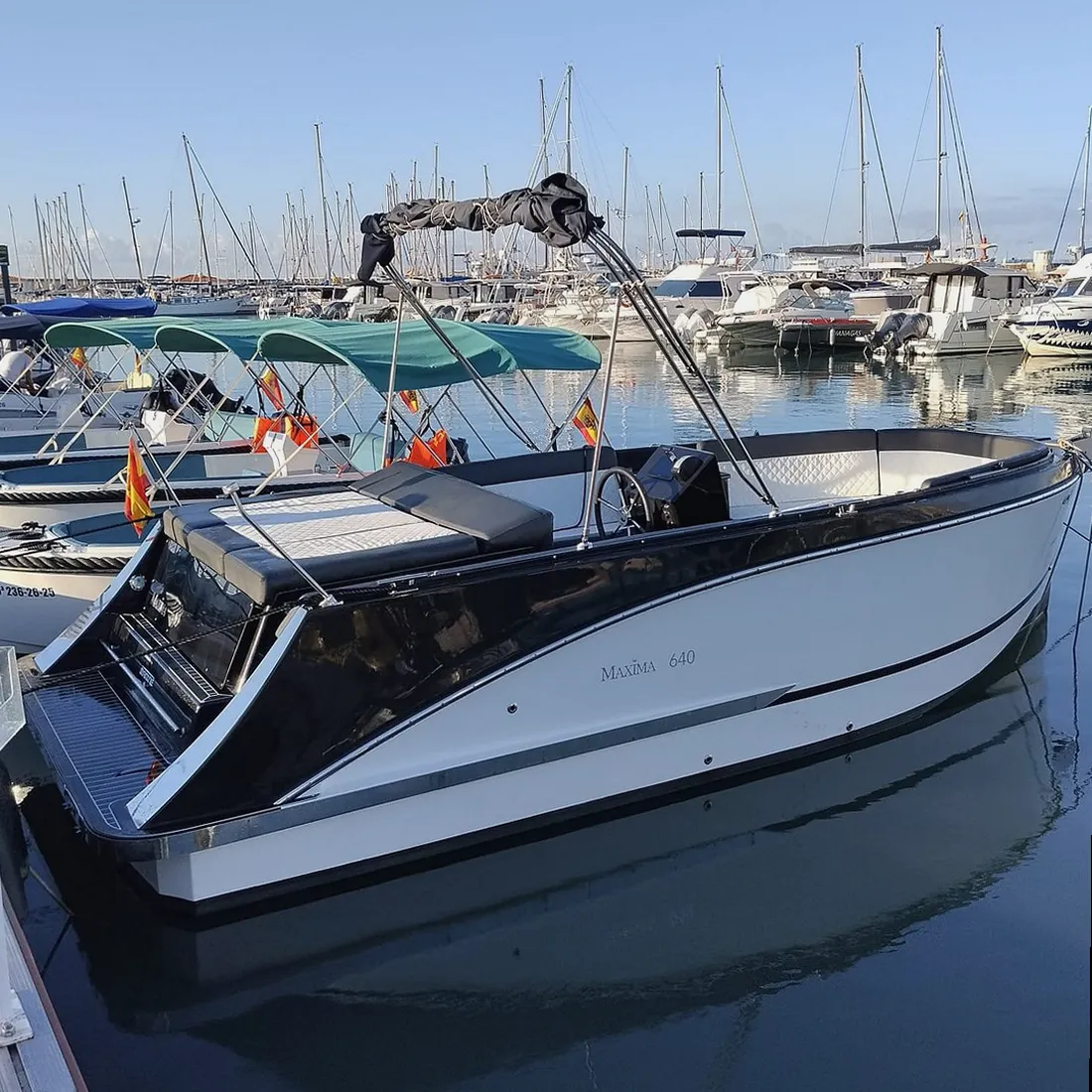 Familia disfrutando de un alquiler de barco en L'Escala